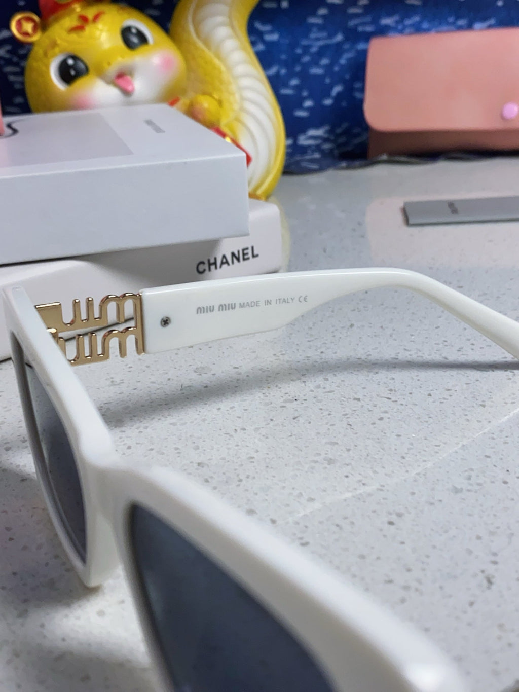 MIU MIU GLIMPSE SUNGLASSES 558346 IN WHITE ACETATE GOLD EMBOSSED LOGO