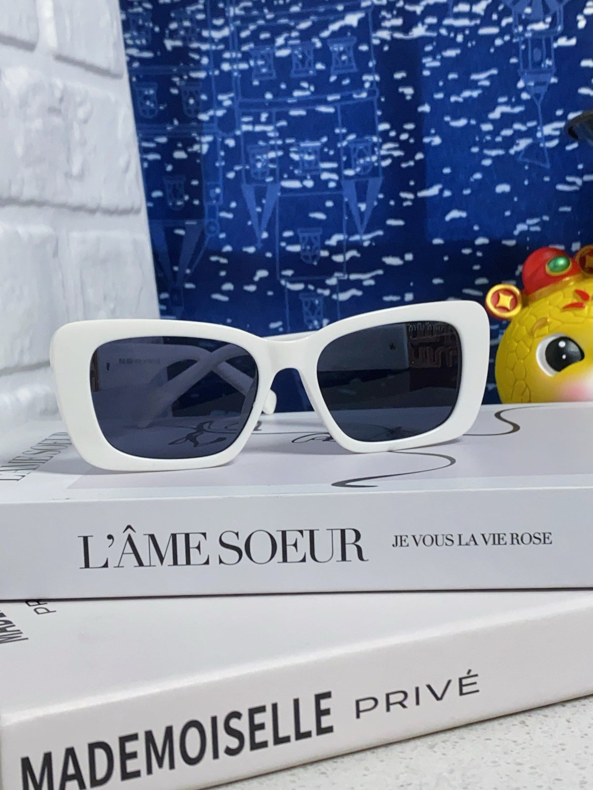 MIU MIU GLIMPSE SUNGLASSES 558346 IN WHITE ACETATE GOLD EMBOSSED LOGO